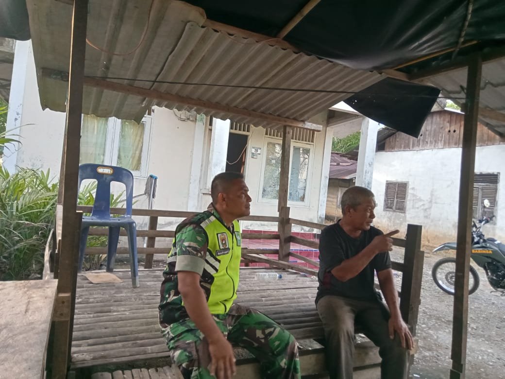 Dekatkan Diri dengan Warga, Babinsa Koramil 08/Arongan Lambalek Gelar Komsos di Desa Rimba Langgeh