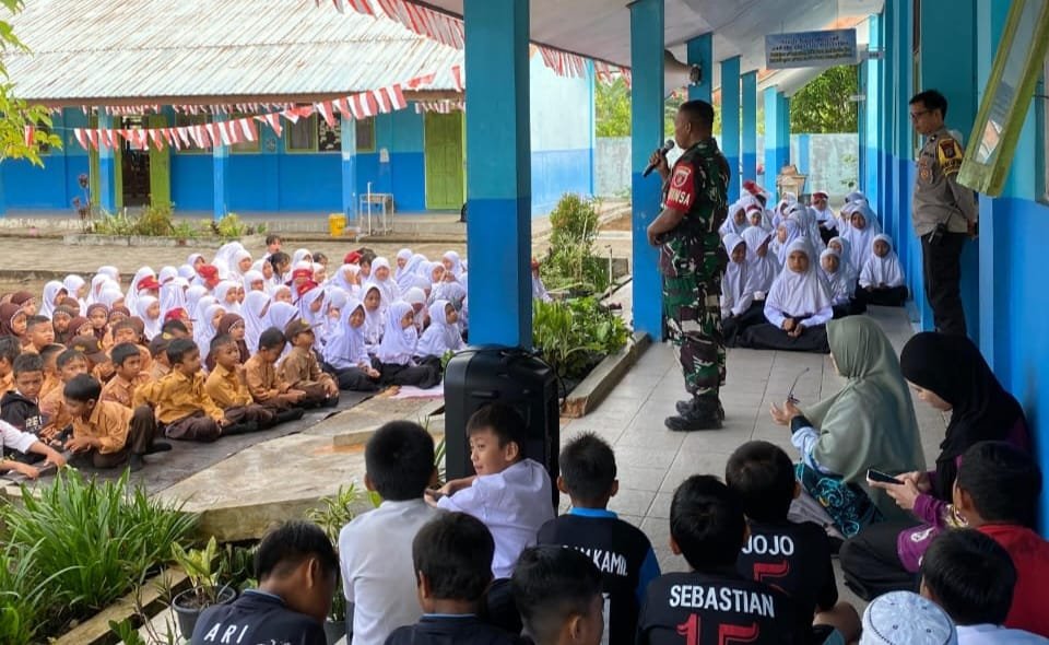 Cegah Bullying Sejak Dini: Babinsa dan Bhabinkamtibmas Beri Edukasi Kepada Siswa SD