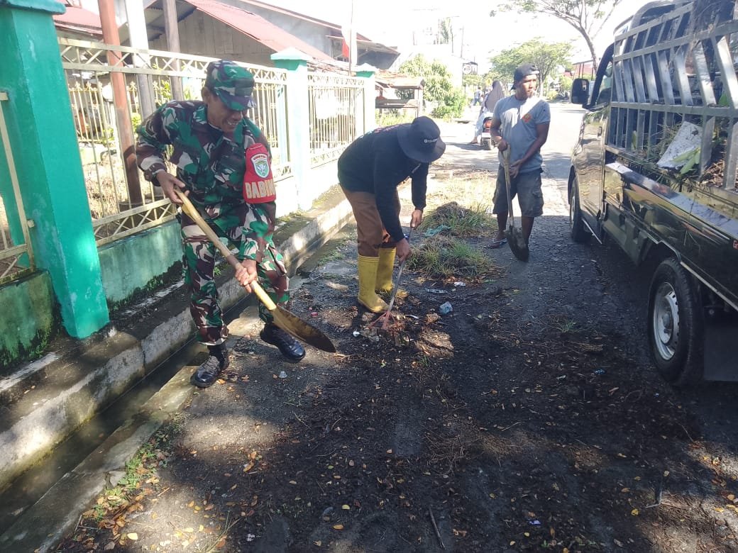 Babinsa Koramil 07 Johan Pahlawan Ajak Warga Kuta Padang Melaksanakan Kegiatan Gotong Royong