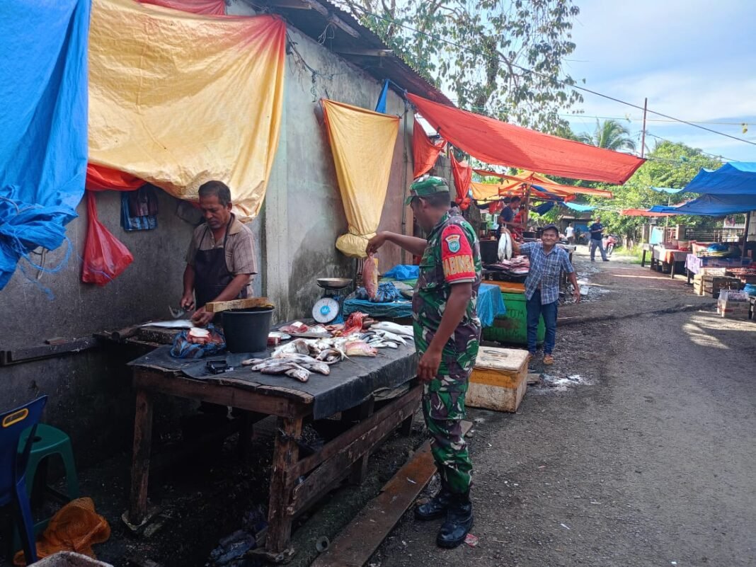 Babinsa Jaya Jalin Komunikasi dengan Pedagang Ikan, Pantau Harga di Pasar Tradisional Lamno