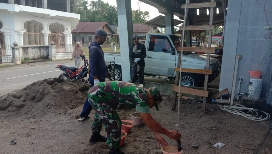 Babinsa Pasie Raya Turun Tangan Bantu Warga Bangun Rumah Binaan