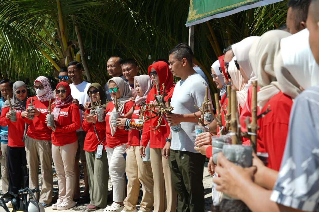Danrem 012/TU Pimpin Penanaman Pohon dan Terumbu Karang di Pulau Panjang