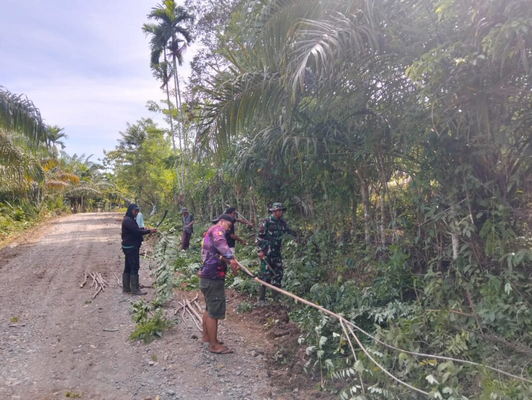 Babinsa Koramil 03 Kaway XVI Bantu Warga Bersihkan Ruas Jalan di Desa Beuregang