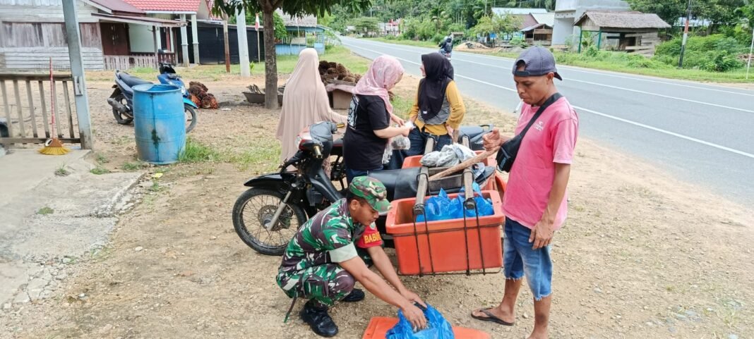 Babinsa Koramil 03 Setia Bakti Jalin Komsos, Beri Dukungan Moral bagi Pedagang Ikan Keliling di Lhok Geleumpang