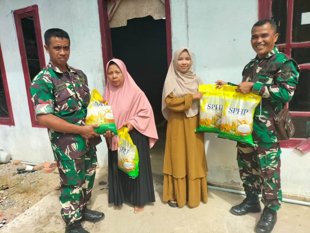 Anggota Koramil Panga Distribusikan Beras Murah Program Pemerintah, Pastikan Keterjangkauan di Masyarakat