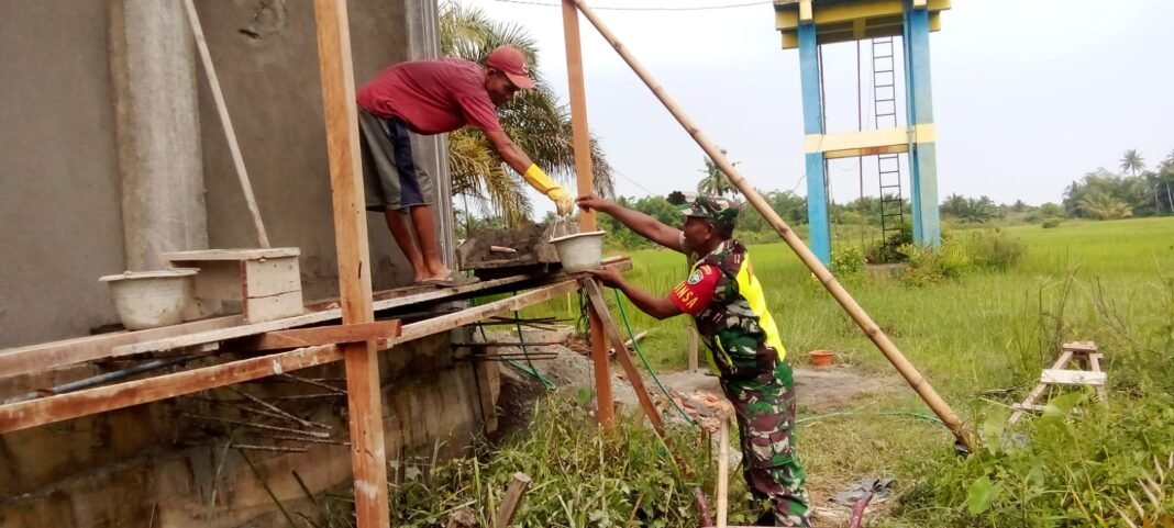 Babinsa 09/Samatiga Bantu Warga Bangun Rumah, Wujud Nyata Kepedulian TNI di Desa Ujung Nga