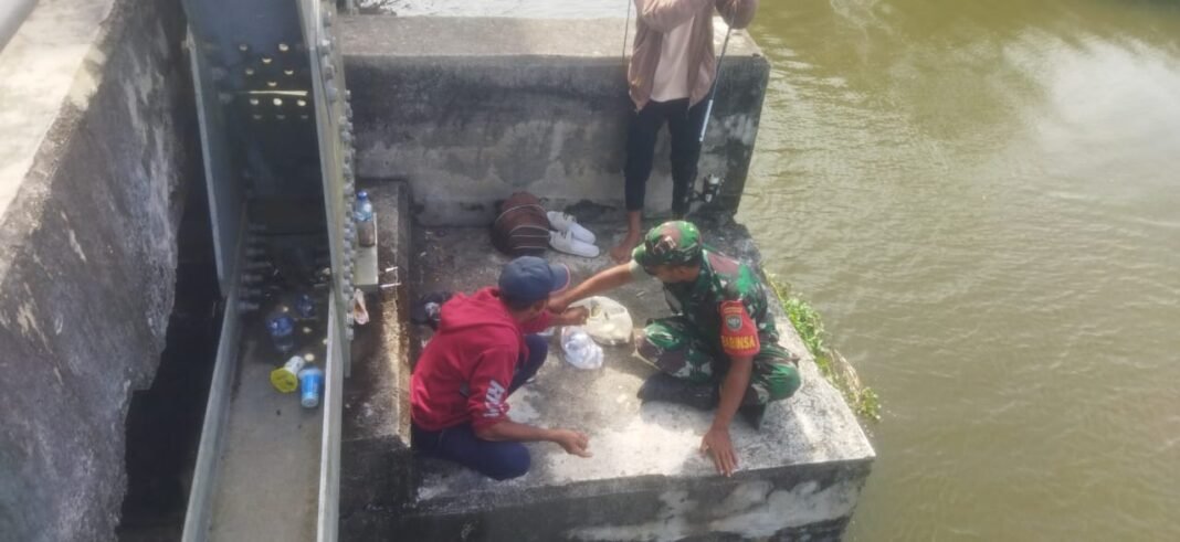 Babinsa Koramil 03 Setia Bakti Jalin Komsos dengan Warga, Ingatkan Pentingnya Kehati-hatian dalam Beraktivitas