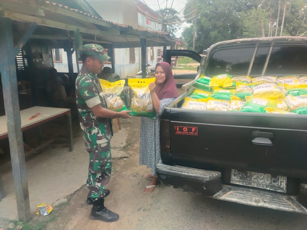 Babinsa Koramil 03 Setia Bakti Lanjutkan Program Gerakan Pangan Murah Bulog SPHP, Jaga Stabilitas Harga Pangan di Aceh Jaya