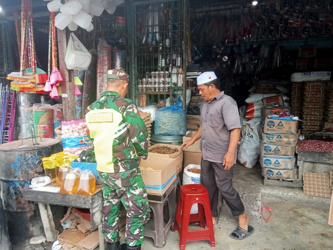 Babinsa Koramil 08/Arongan Lambalek Cek Harga Sembako di Pasar Desa Teupin Peuraho