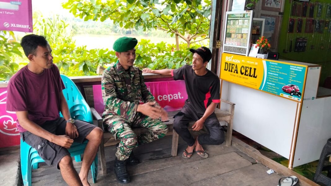 Babinsa Koramil 08/Arongan Lambalek Jalin Kedekatan dengan Warga Desa Drien Rampak Melalui Komsos
