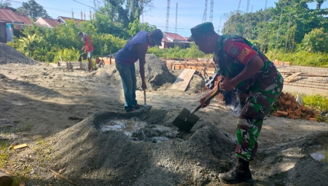 Dimasa Damai, Babinsa Koramil 04/Meureubo Melaksanakan Tugas OMSP Salah Satunya Membantu Pembangunan Rumah Warga