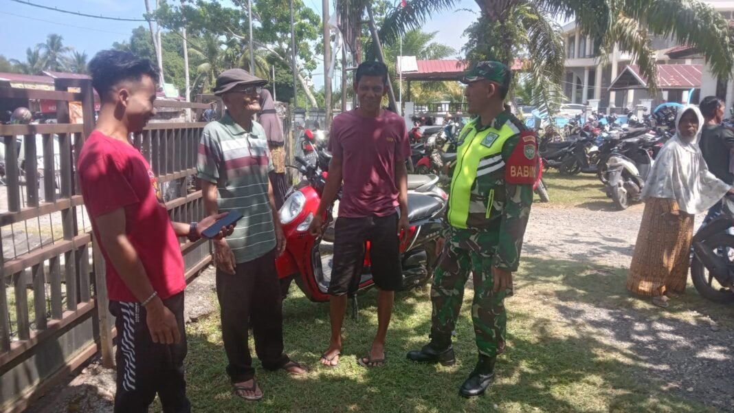Babinsa Koramil 09/Samatiga Serda Haswin Gelar Komsos di Suak Timah: Perkuat Kerukunan dan Semangat Gotong Royong