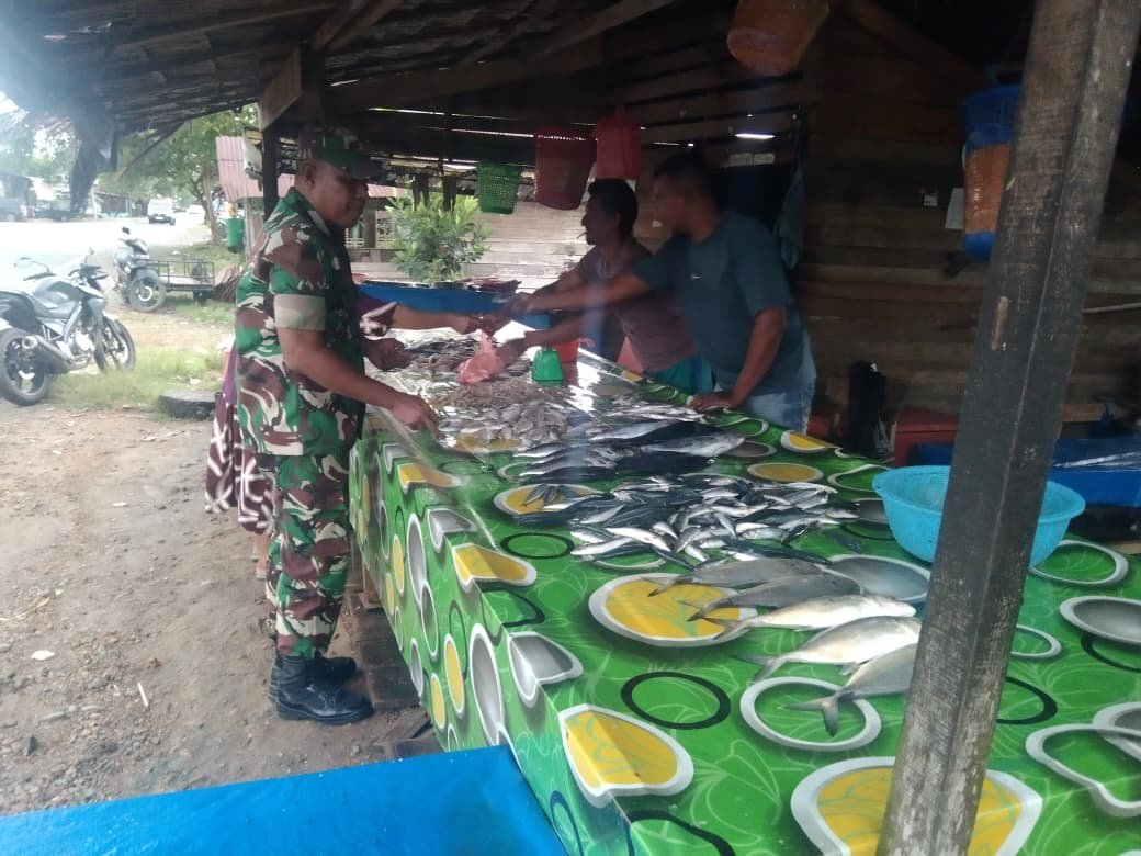 Babinsa Koramil 05/Panga Pantau Kestabilan Harga Ikan di Pasar Lokal