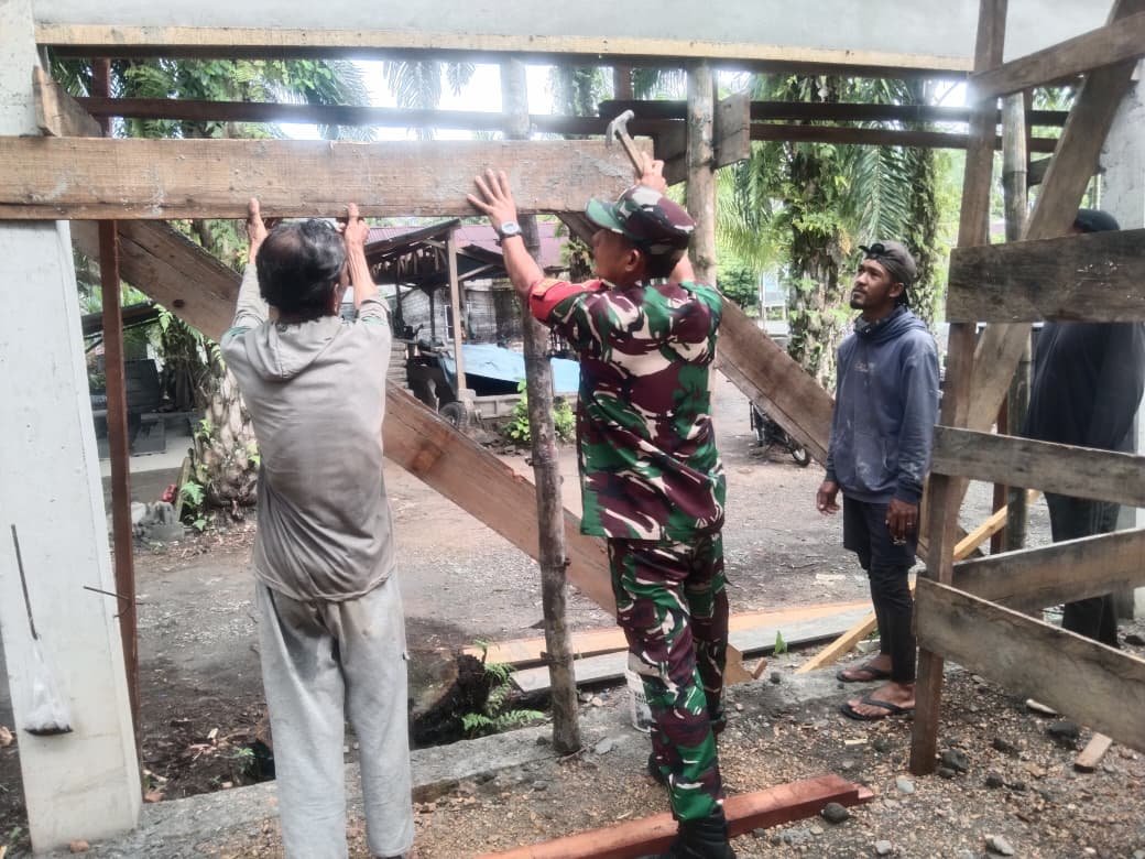 Babinsa Koramil 05/Panga Turun Tangan Bantu Warga Bangun Warung Kopi