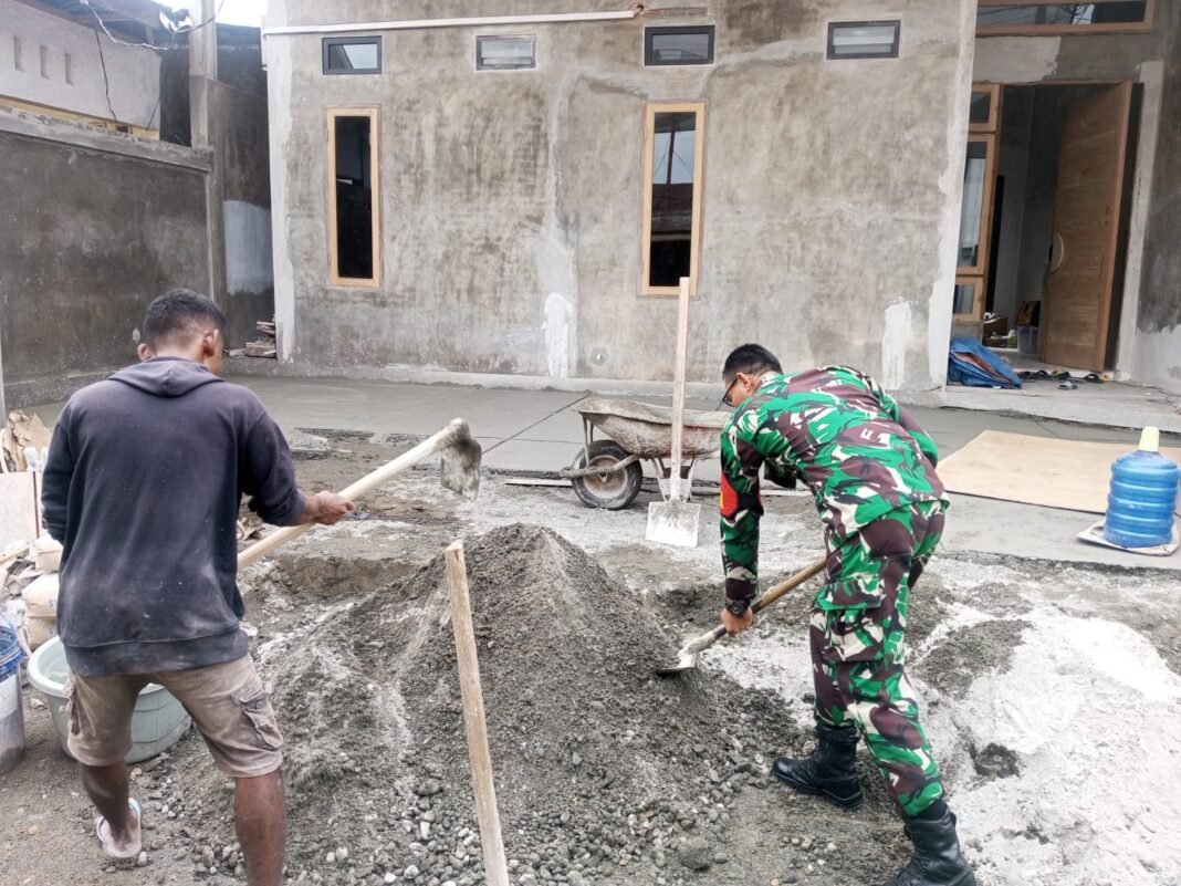 Wujud Kepedulian Terhadap Warga, Babinsa Koramil 03 Kaway XVI Membantu Kegiatan Pembangunan