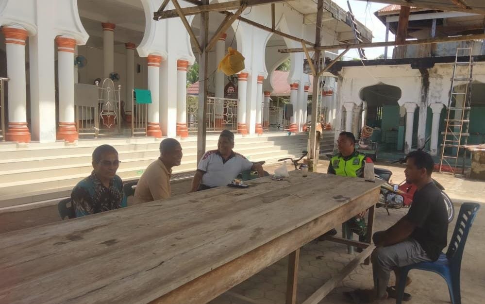 Babinsa Koramil 08/Arongan Lambalek Jalin Silaturahmi dengan Warga Desa Teupin Peuraho