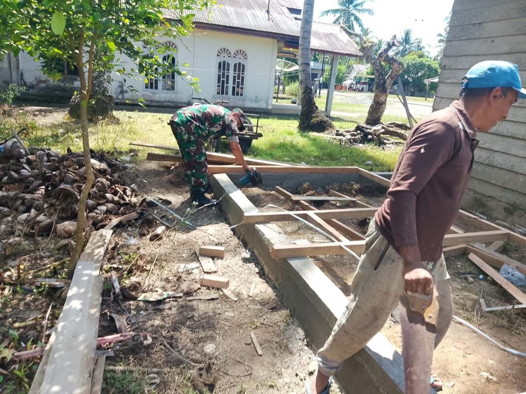 Babinsa Pasie Raya Serda T. Herman Turun Tangan Bantu Warga Bangun Dapur Rumah di Tuwie Kareung