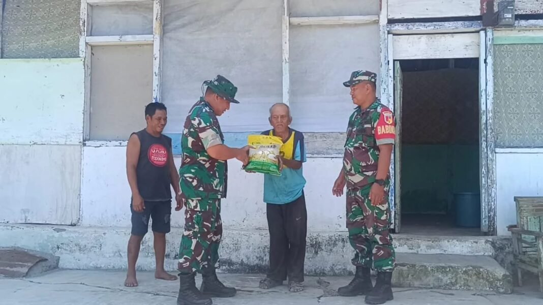 Sambut HUT RI Ke-80 Koramil 02 Pamona Bagikan Bendera Merah Putih dan Beras Kepada Warga Kurang Mampu
