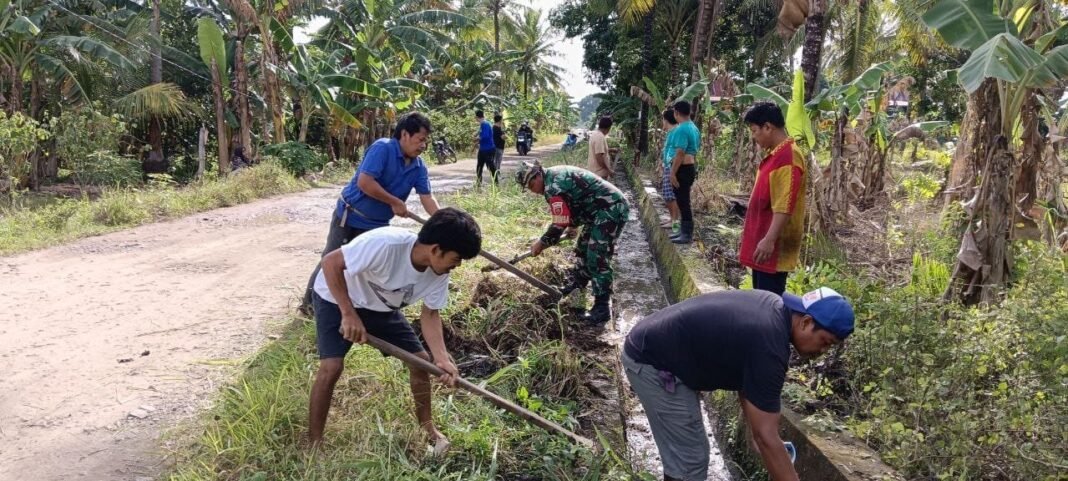 Karya Bakti Babinsa Ramil 1420-07 Benteng Cegah Banjir
