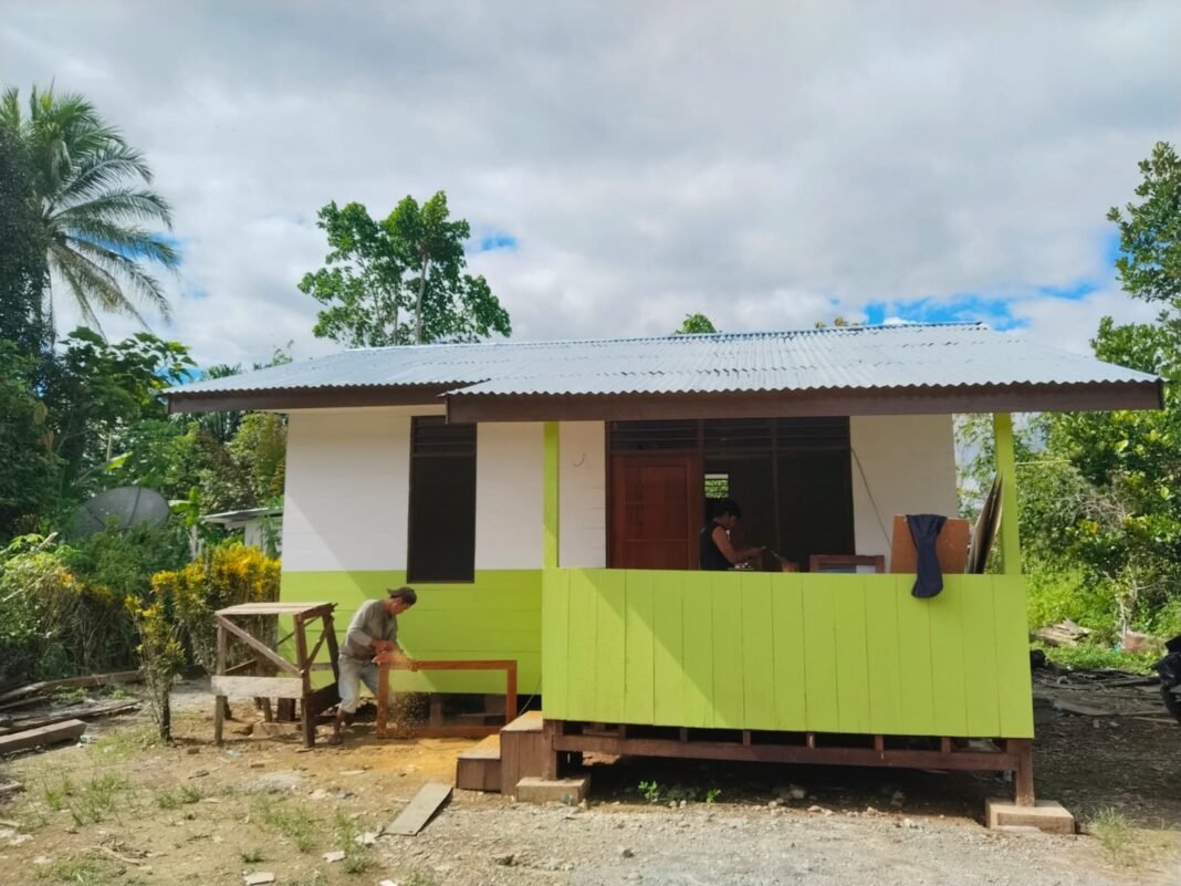 Satgas TMMD 125 Kodim 1705/Nabire Kebut Finishing Rehab RTLH dan WC Warga di Kampung Manunggal Jaya