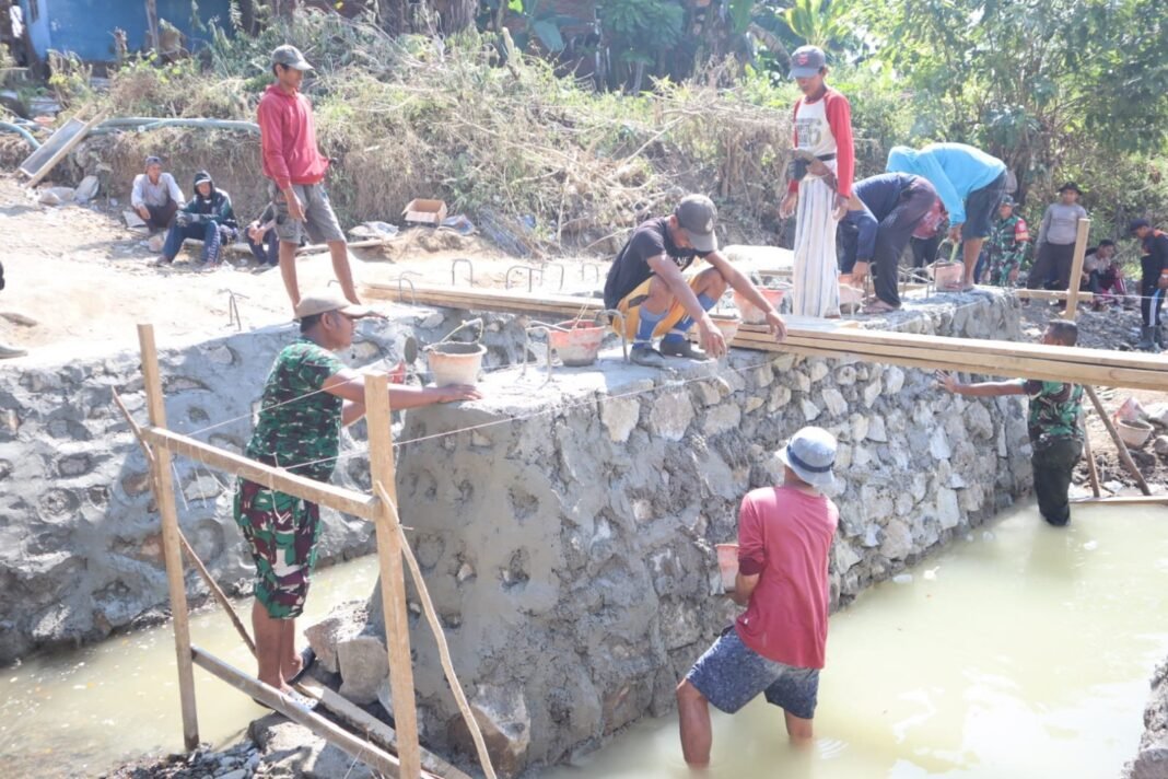 Satgas TMMD dan Warga Kalabeso Buat “Mata Sapi” Pondasi Jembatan Limpas demi Konstruksi Kokoh