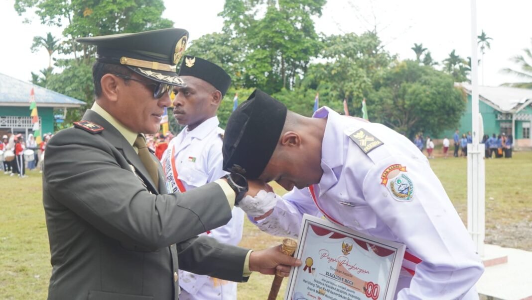 Dansatgas TMMD 125 Kodim 1705/Nabire Apresiasi Petugas Paskibraka di Distrik Makimi