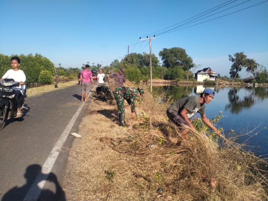 Jaga Kebersihan, Koramil 1426-05/Marbo Ajak Warga Kerja Bakti Bersihkan Pinggir Jalan