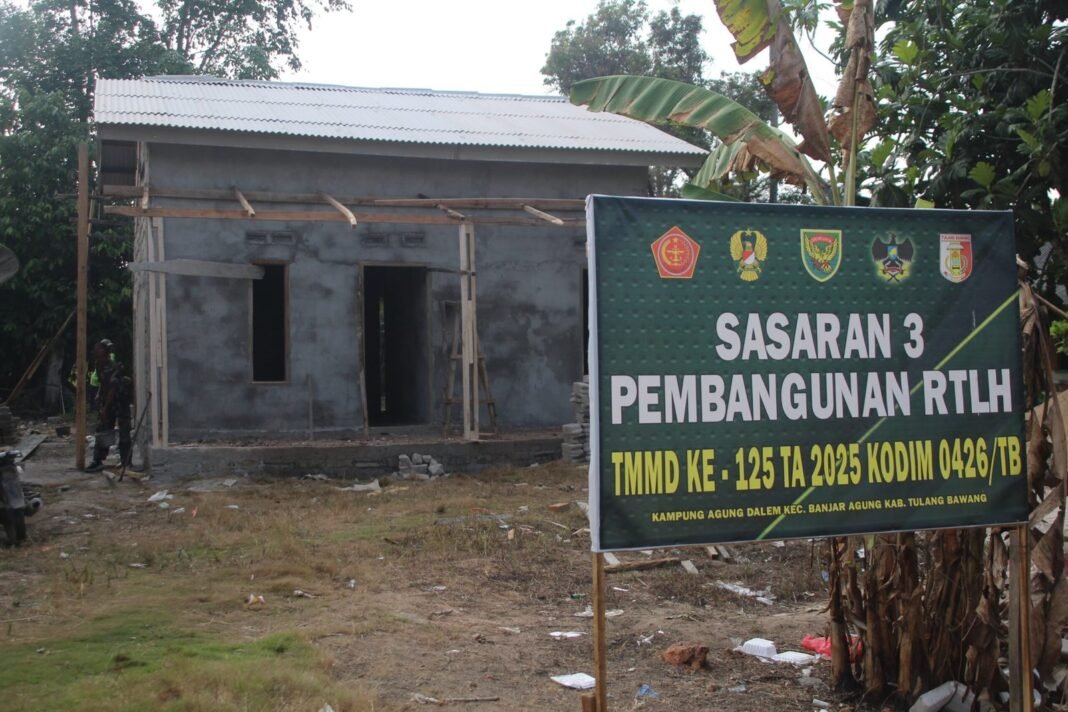 Satgas TMMD ke-125 Kodim 0426/Tulang Bawang Pasang Kerangka Kayu Atap Teras RTLH di Kampung Agung Dalam