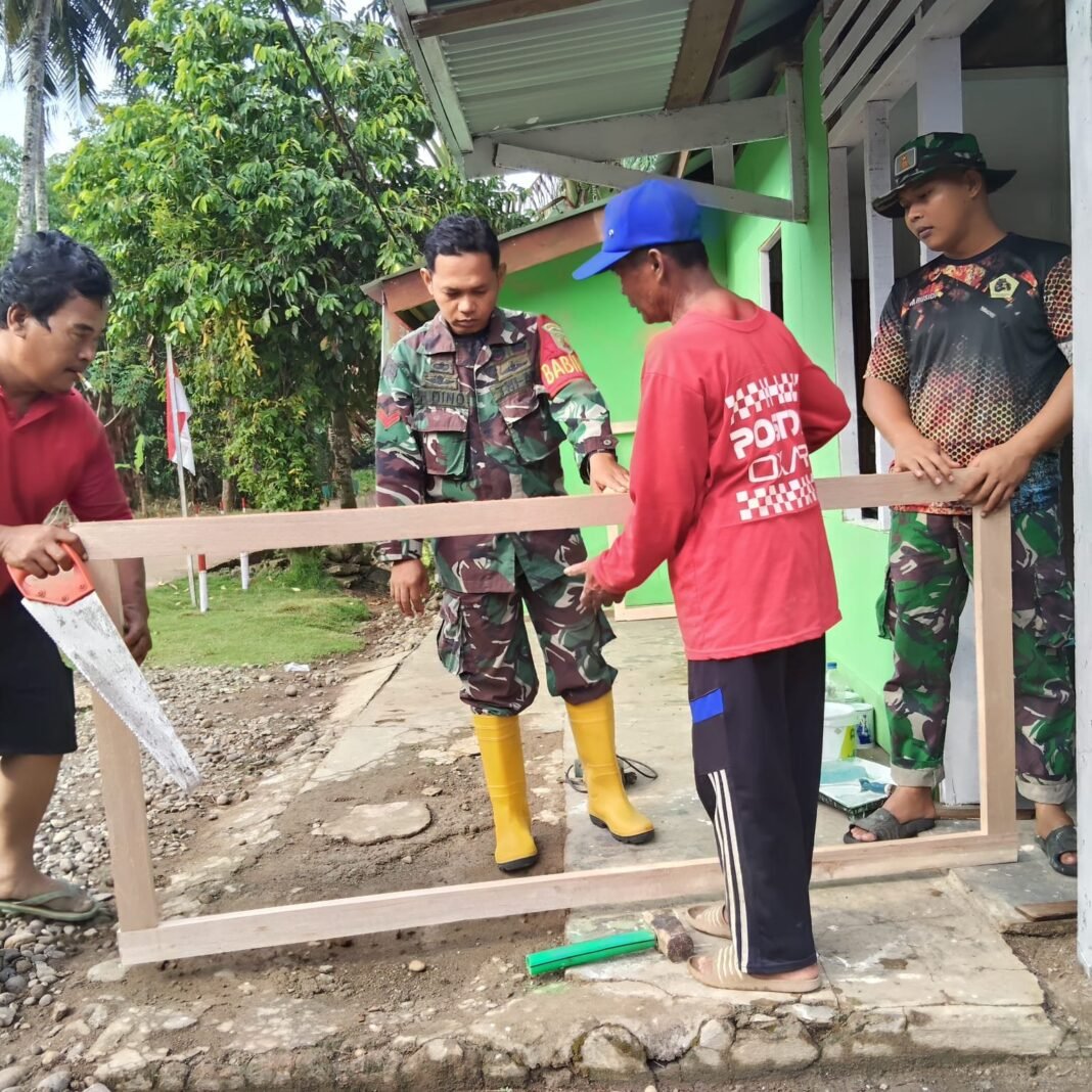 Satgas TMMD Siapkan Kayu untuk Pintu RTLH ke-2 di Desa Sumber Makmur