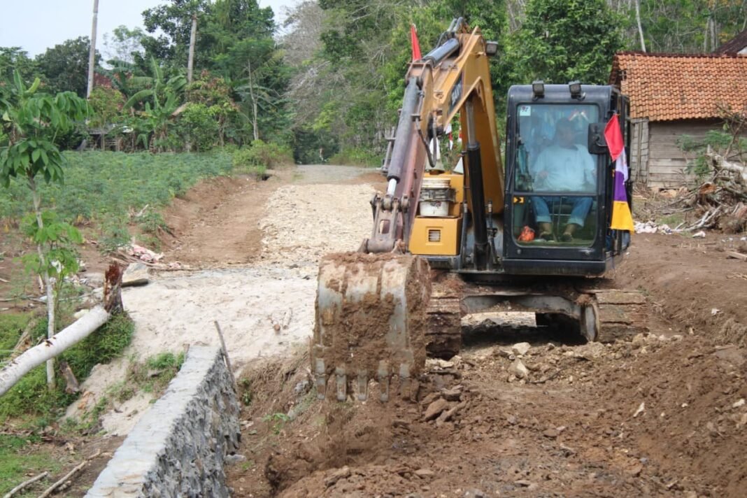 Progres Penimbunan Talud TMMD ke-125 Kodim 0426/TB di Kampung Moris Jaya Capai 90 Persen
