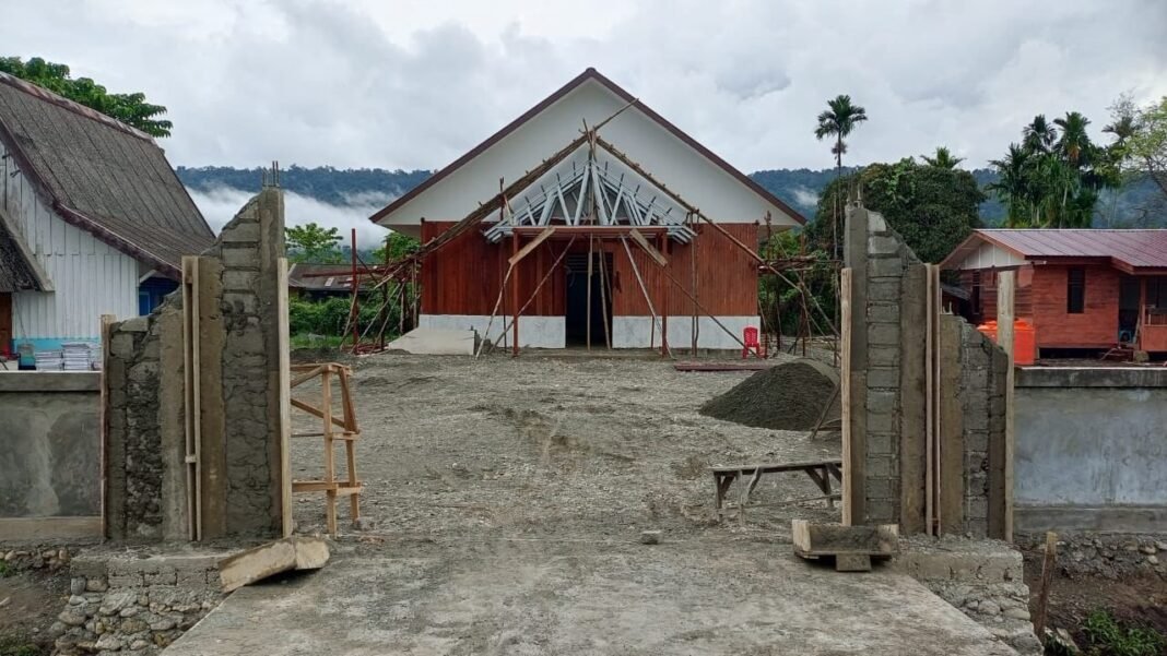 Progres Pembangunan Gereja Talitakum TMMD 125 Kodim 1705/Nabire Tembus 70 Persen