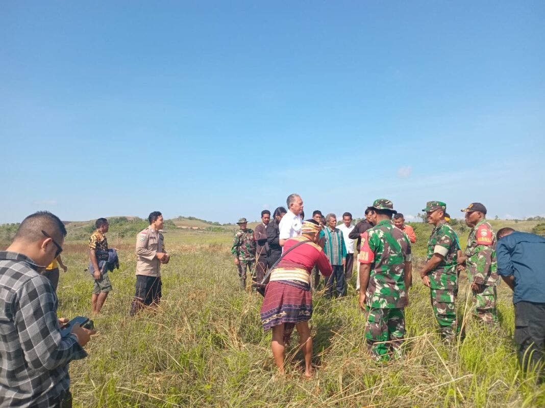 Wabup dan Danramil Tinjau Lahan Strategis untuk Batalyon Teritorial Sumba Barat