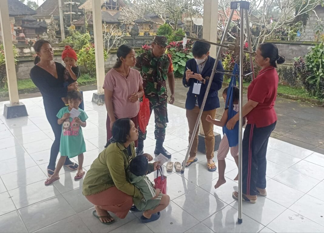 Sinergi Babinsa Bangbang dan Tenaga Kesehatan Dukung Posyandu Balita di Bangkiangsidem