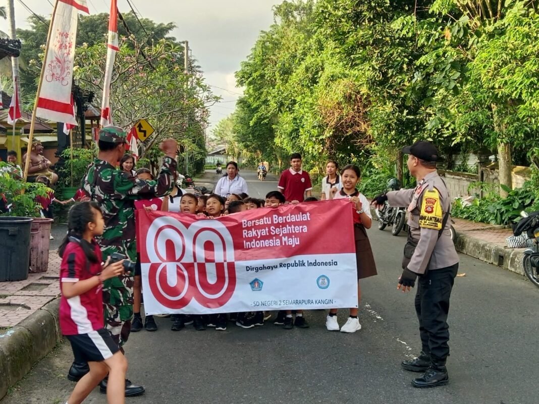 Sinergitas Aparat Dan Sekolah Sukseskan HUT Ke 80 Kemerdekaan RI, Babinsa Dan Bhabinkamtibmas Turun Beri Pengamanan Jalan Santai SDN 2