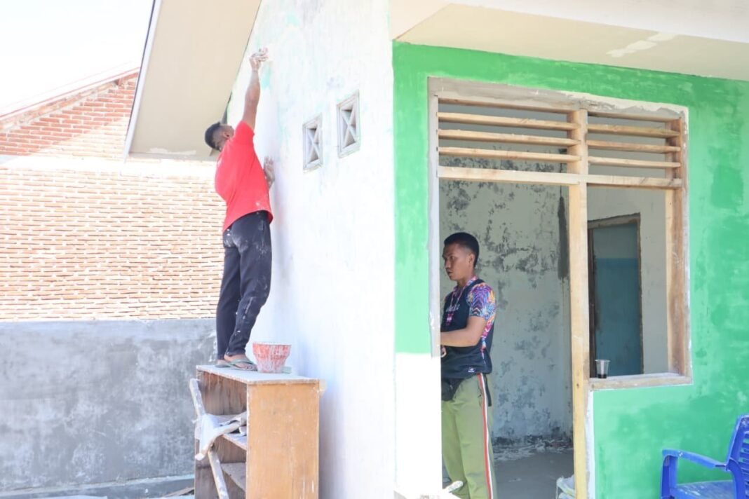 TMMD 125 Kodim Sumbawa Dukung Layanan Kesehatan Lewat Pengecatan Pustu