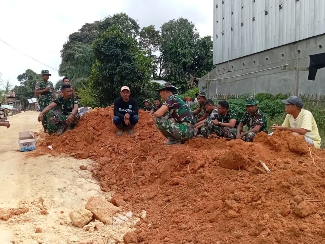 Satgas TMMD ke-125 Kodim 1017/Lmd Ciptakan Suasana Ceria Saat Gotong Royong Perataan Jalan