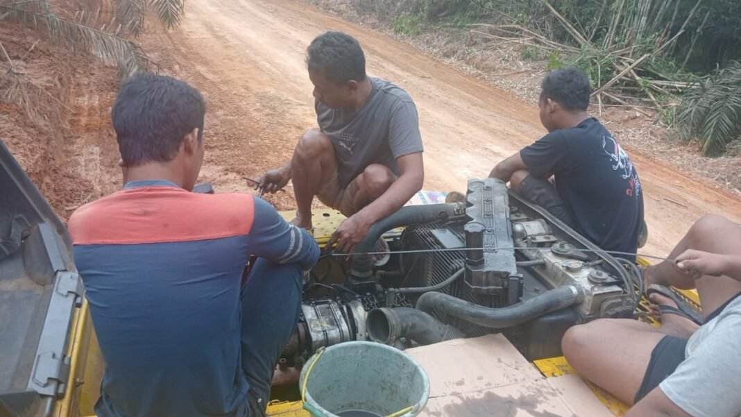 Berkat ketangguhan tim, pekerjaan kembali berjalan, membuktikan bahwa semangat TMMD tidak mudah padam