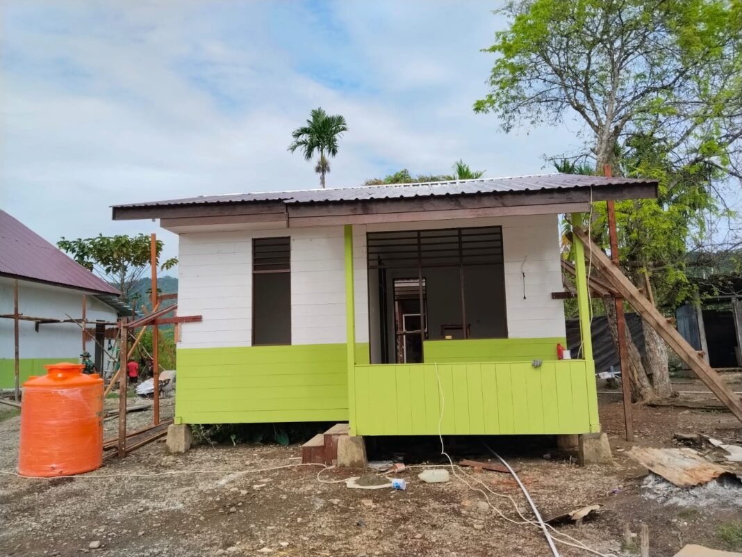 Satgas TMMD ke-125 dan Warga Nabire Rapikan Area Pembangunan Rumah Pastori