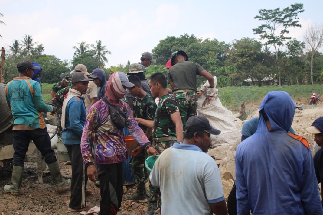 Gotong Royong Warga dan Satgas TMMD Angkut Air untuk Pengecoran Jembatan di Tulang Bawang