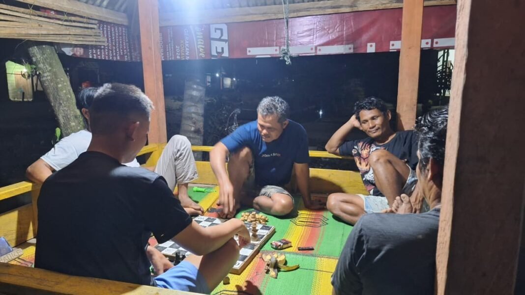 Catur Jadi Media Satgas TMMD 125 dan Warga Jalin Keakraban di Desa Asinua