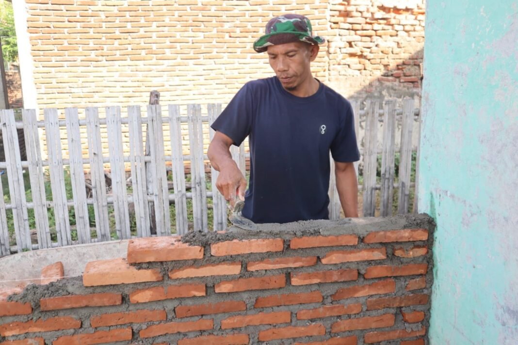 Satgas TMMD dan Warga Bangun Pagar Pustu Kalabeso Demi Keamanan dan Kenyamanan