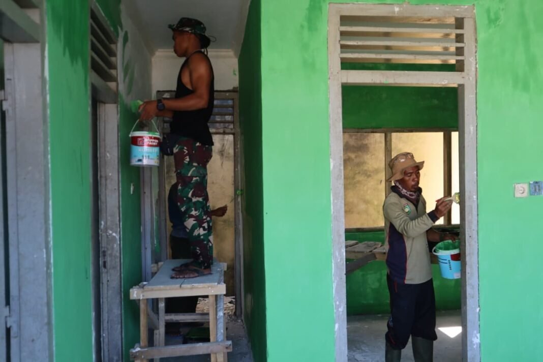 Gotong Royong TNI dan Warga Segarkan Tampilan Pustu Kalabeso
