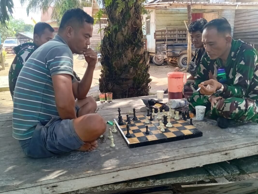 Progres TMMD ke-125 Kodim 1017/Lmd Hampir 98 Persen, Satgas Akrab Bermain Catur Bersama Warga