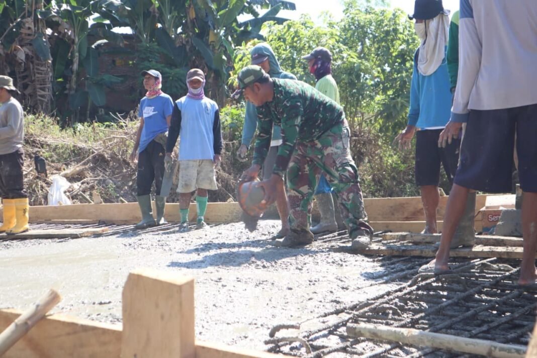 Gotong Royong di Bawah Terik Matahari, TMMD 125 Kodim Sumbawa Kebut Pengecoran Jembatan Limpas