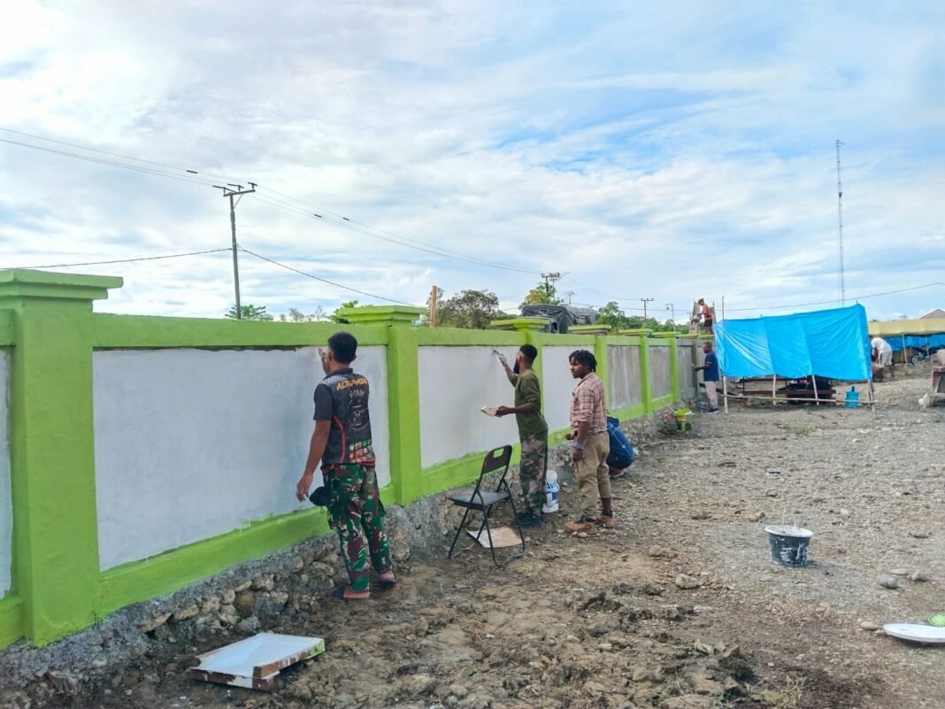 Satgas TMMD ke-125 dan Warga Nabire Gotong Royong Cat Pagar Gereja Talitakum
