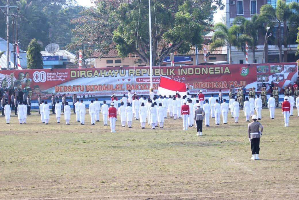 HUT RI ke-80: Anggota Kodim 1613/Sumba Barat Bersama Forkopimda dan Masyarakat Ikuti Upacara
