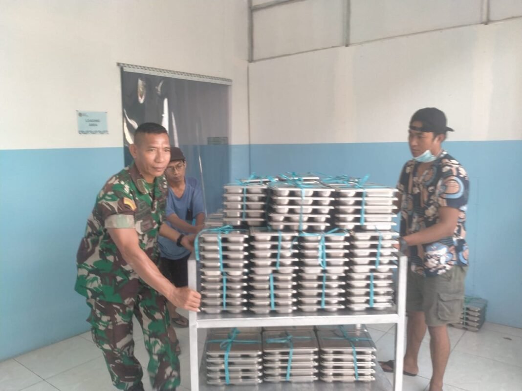 Babinsa Dompu Kawal Penyaluran Bantuan Gizi Nusantara untuk Anak Sekolah