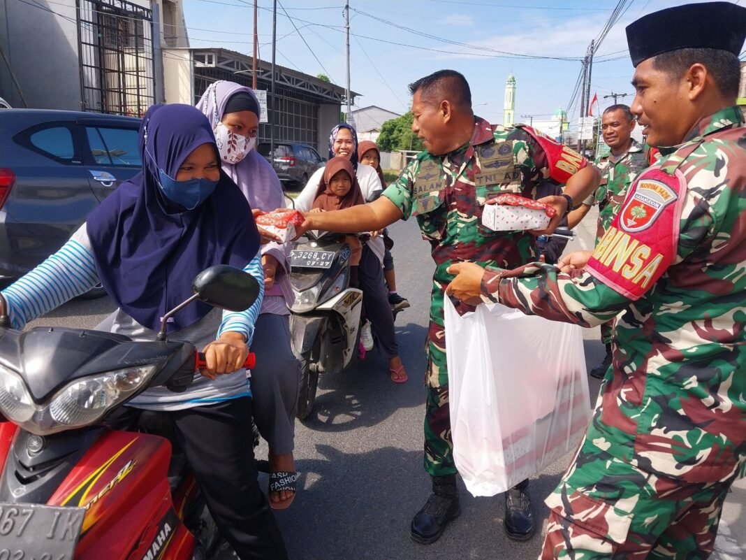 Indahnya Berbagi: Koramil 1426-04/Galesong Tebar Kebaikan Lewat Snack Jumat Berkah