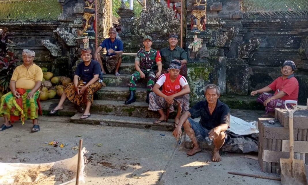 Sinergi TNI dan Masyarakat, Babinsa Desa Buruan Terjun Langsung Bantu Persiapan Upacara Ngenteg Linggih