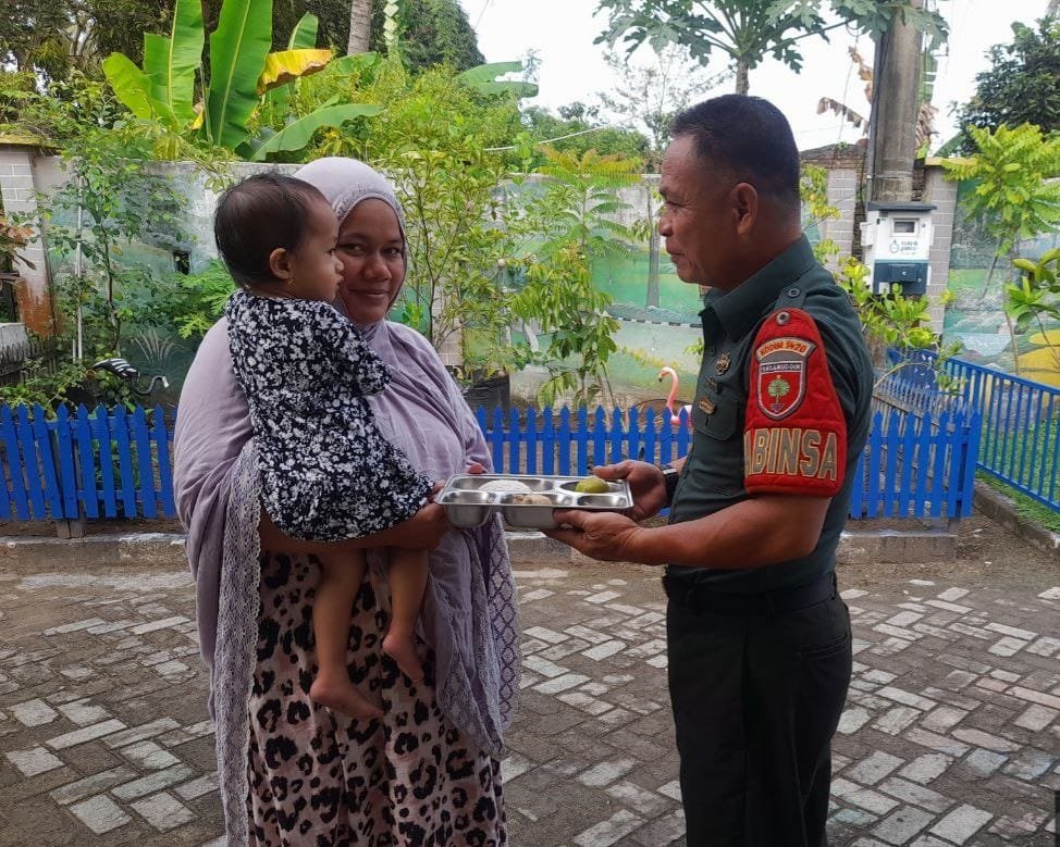 Babinsa Koramil Kodim 1420/Sidrap Dampingi Program Makan Bergizi Gratis di Sekolah